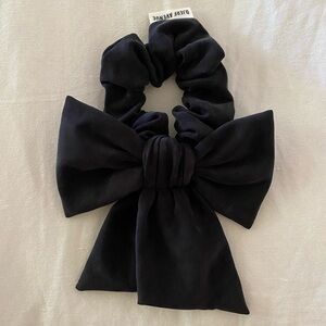 Djerf Avenue Bow Scrunchie Ash